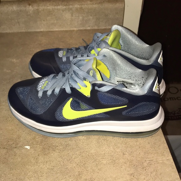 Lebron James Nike's mint condition size 9.5 men's - Picture 1 of 4